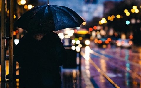 描写雨的句子100句，关于下雨的朋友圈文案