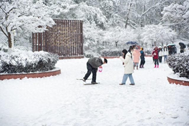 雪景美句简短20句，感受冬日的浪漫